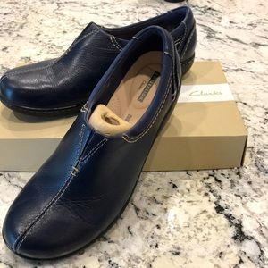 New in box Clark’s Ashland Joy leather slip on in navy pebbled leather